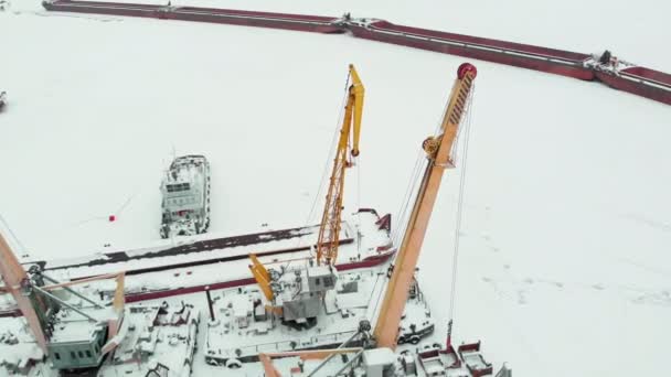 gefrorener Seehafen, Winterliegeplätze von Schiffen, Hubschrauberabschuss - Filmmaterial, Video