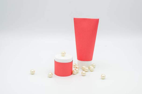 Kosmetické nebo medicínu trubice a malá sklenice s prázdnou červená krytiny izolovaných na bílém pozadí - Fotografie, Obrázek