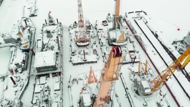 замороженный морской порт, зимние причалы судов, вертолетная стрельба
 - Кадры, видео