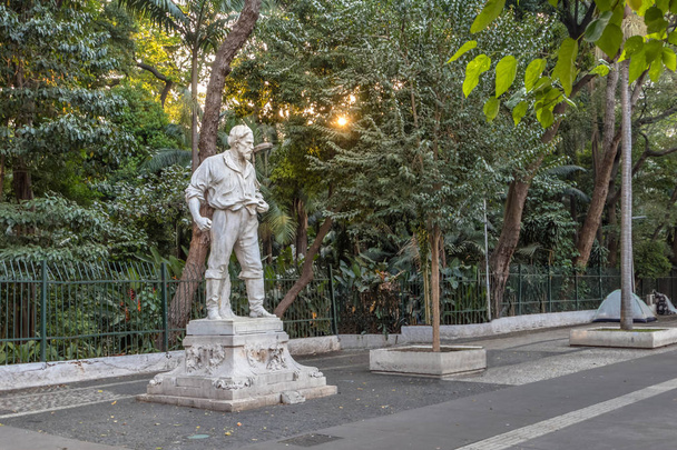 Estátua de Anhanguera (Bartolomeu Bueno da Silva) em frente ao Parque Trianon na Avenida Paulista - São Paulo, Brasil
 - Foto, Imagem