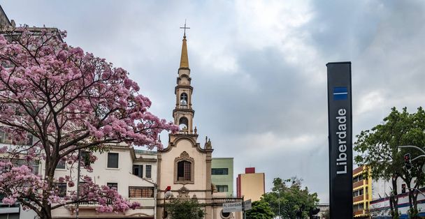 Praça da Liberdade e igreja no bairro japonês da Liberdade - São Paulo, Brasil
 - Foto, Imagem