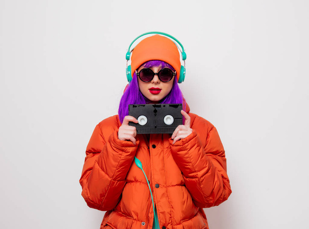 Dziewczyna z fioletowymi włosami słuchawki i Vhs - Zdjęcie, obraz