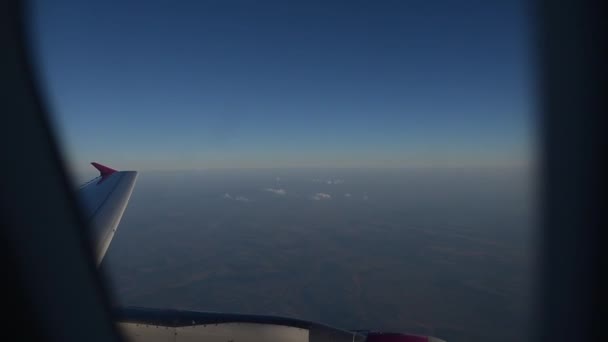 Vista del ala del avión volador a través de la ventana del avión
. - Metraje, vídeo