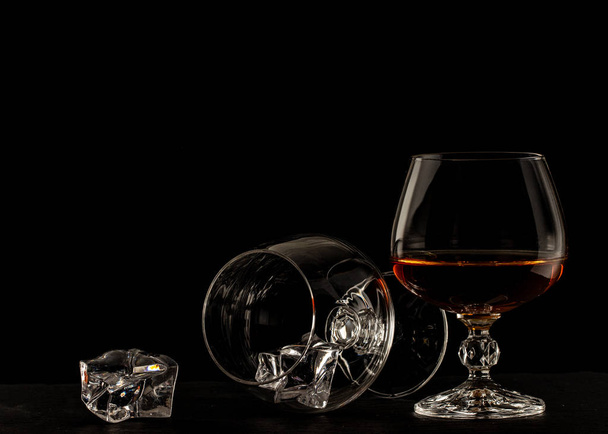 Sklenici brandy na červeném pozadí zblízka - Fotografie, Obrázek