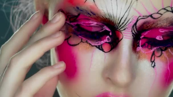 Portrait de femme avec pinceaux colorés sur le visage - Séquence, vidéo