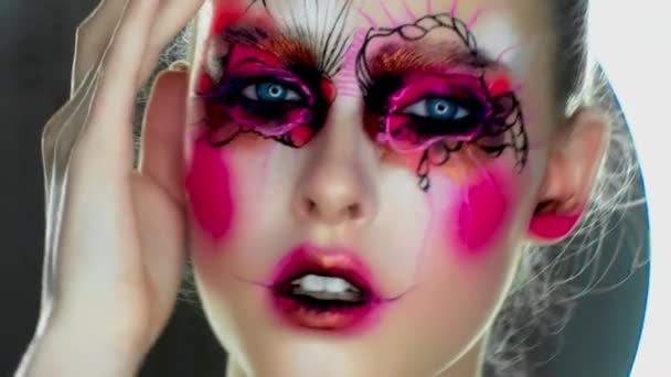 Porträt einer Frau mit buntem Pinselstrich im Gesicht - Filmmaterial, Video