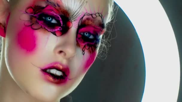 Портрет женщины с красочным мазком на лице - Кадры, видео