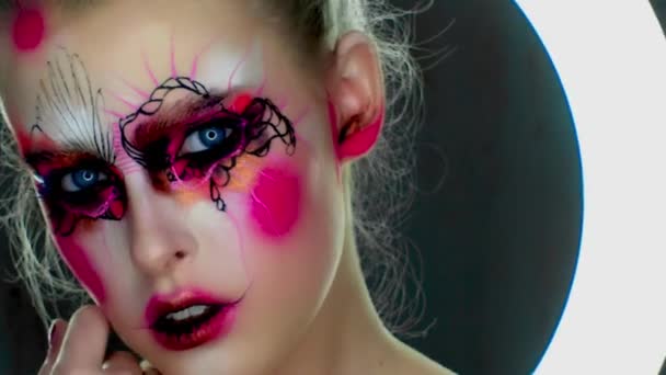 Portrait de femme avec pinceaux colorés sur le visage - Séquence, vidéo
