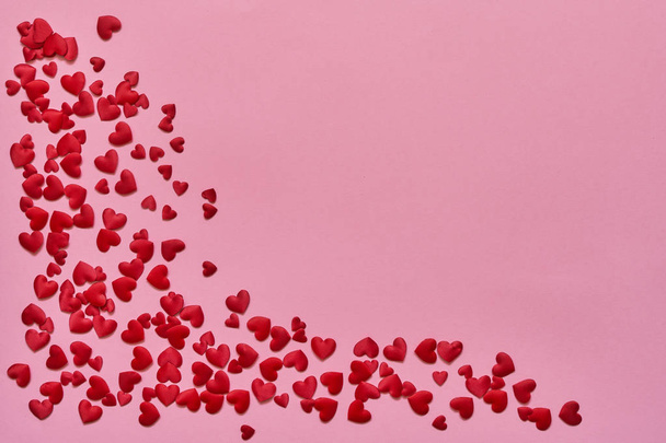 Fondo del Día de San Valentín. Corazones rojos sobre fondo rosa. Espacio de copia, vista superior. Puesta plana de San Valentín o concepto de celebración de bodas
 - Foto, Imagen