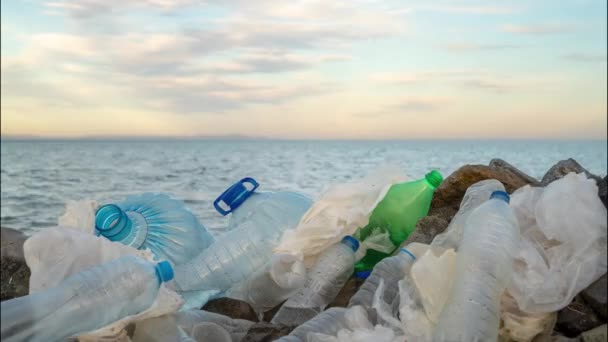 Timelapse. Plastikowych butelek w zanieczyszczonych. Tle chmury - Materiał filmowy, wideo
