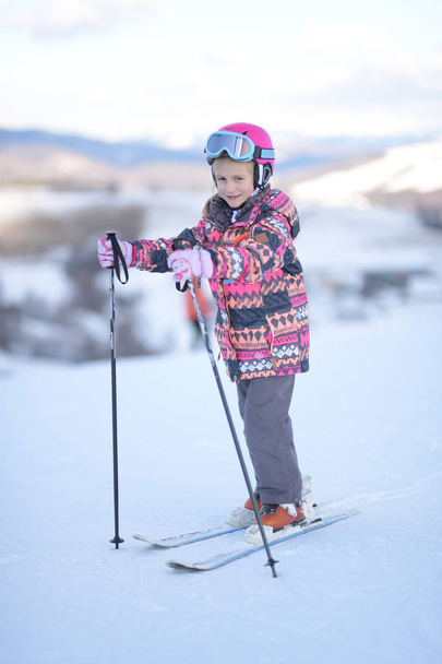 Fille sur le ski bénéficie de la station de ski. - Photo, image