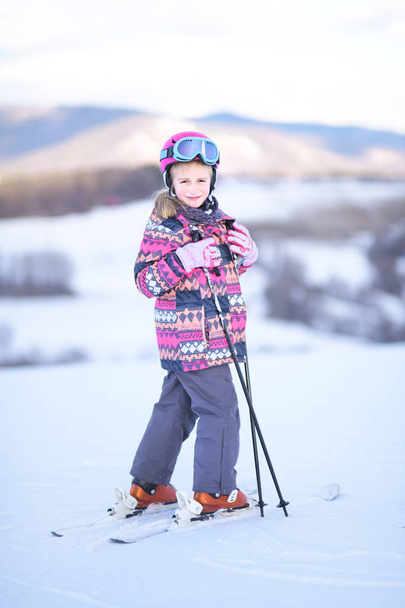 Дівчина на лижах насолоджується гірськолижним курортом
. - Фото, зображення
