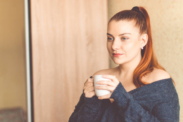 giovane donna godendo caffè del mattino
  - Foto, immagini
