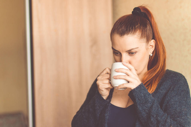 młoda kobieta korzystających z porannej kawy  - Zdjęcie, obraz