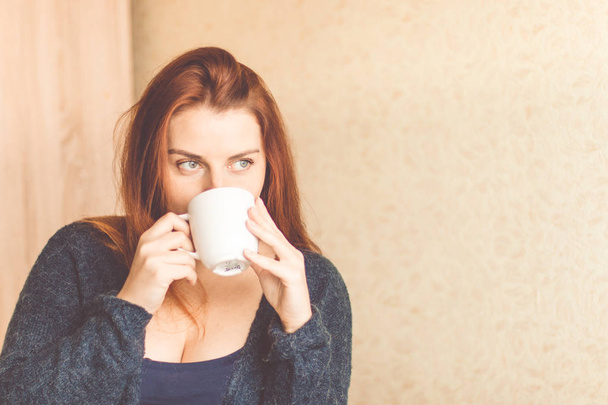 mujer joven disfrutando del café de la mañana
  - Foto, imagen