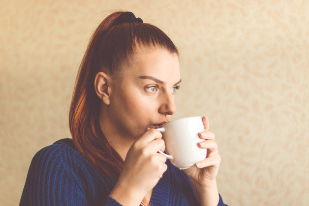 Hezká mladá žena si ranní kávu na sluníčko - Fotografie, Obrázek