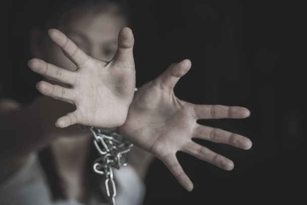 Niewolnik kobieta ręce wiązanej z łańcucha, przemocy wobec kobiet, łamania praw człowieka, handlu ludźmi, Międzynarodowy Dzień kobiet. - Zdjęcie, obraz