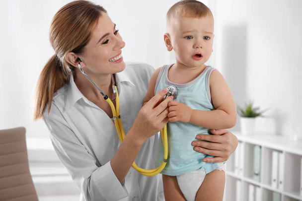 Dla dzieci lekarz badanie małego chłopca z stetoskop w szpitalu - Zdjęcie, obraz
