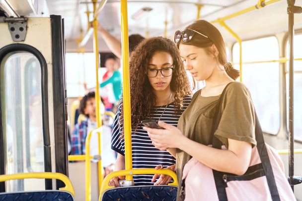 zwei schöne junge Frauen im Bus  - Foto, Bild
