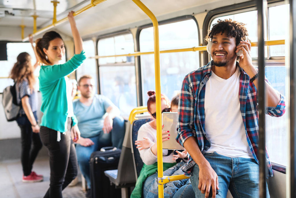 молоді привабливі люди, які подорожують автобусом
  - Фото, зображення