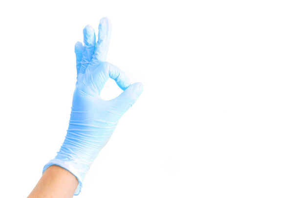 Γυναικεία χέρια λευκό ιατρικά γάντια δείχνει εντάξει σημάδι.  - Φωτογραφία, εικόνα