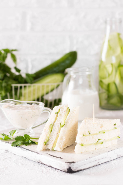 Summer snack three-layer sandwich with cucumber and yogurt sauce with parsley - Foto, afbeelding
