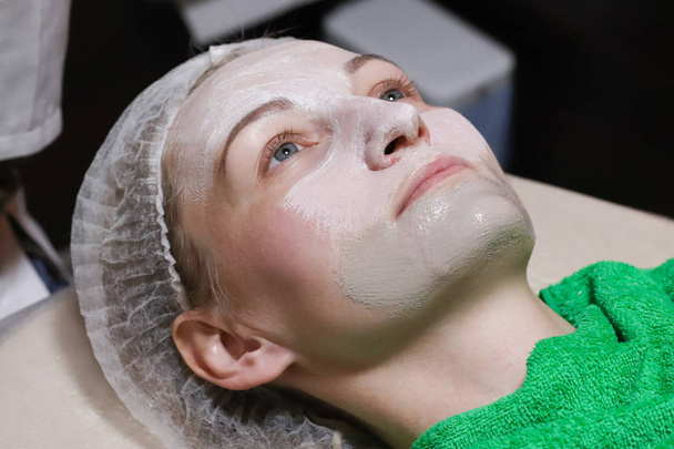 Mascarilla descamación facial, tratamiento de belleza spa, cuidado de la piel
.  - Foto, Imagen