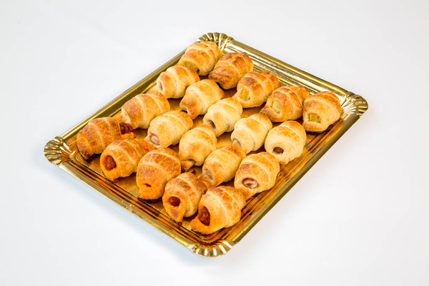 plněné pečivo slané croissanty v zlatý podnos na bílém pozadí - Fotografie, Obrázek