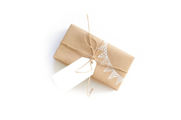 Caja de regalo blanca. Dibujo de una guirnalda blanca, banderas. Fondo blanco
 - Foto, imagen