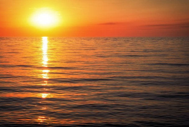 Hermosa puesta de sol sobre el océano. Salida del sol en el mar  - Foto, Imagen