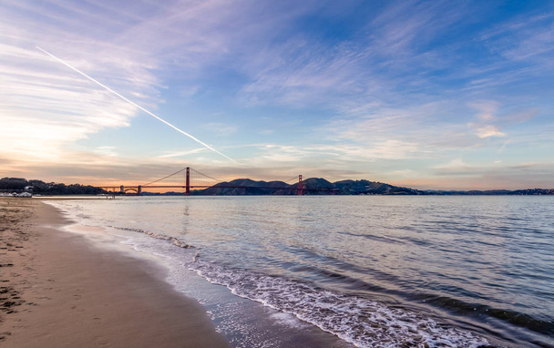 ビーチとゴールデン ゲート ビーチ アット サンセット - サンフランシスコ、カリフォルニア州、アメリカ合衆国 - 写真・画像