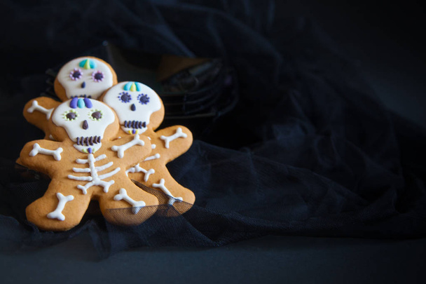 The day of the Dead. Gingerbread. Black background. Glaze on cookies. - Φωτογραφία, εικόνα