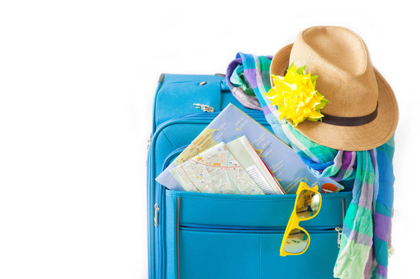 Kleur reizen koffer. Koffer verpakt op vakantie - Foto, afbeelding