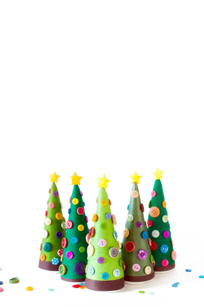 Ένα χειροποίητο εναλλακτική χριστουγεννιάτικο δέντρο. Λευκό φόντο - Φωτογραφία, εικόνα