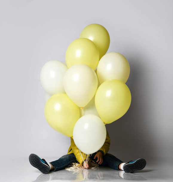 Little happy boy with colorful balloons celebrate birthday party outdoor - Foto, immagini