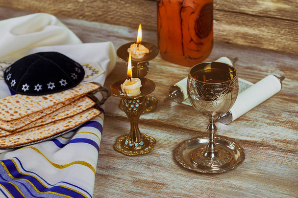 Shabbat Shalom challah and wine traditional Jewish Sabbath ritual - Foto, afbeelding