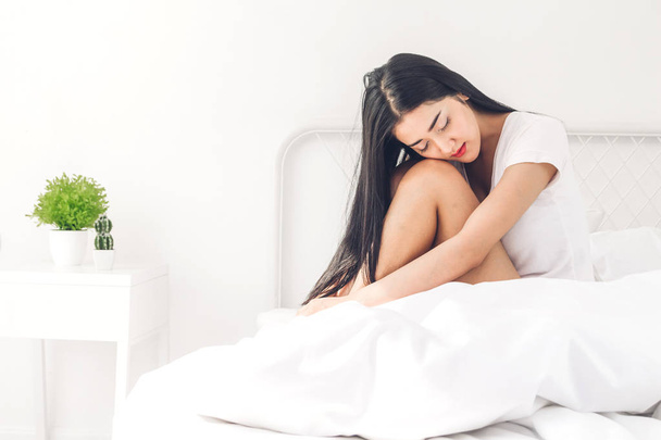 Piękna kobieta relaks na łóżku w swoim pokoju w domu - Zdjęcie, obraz