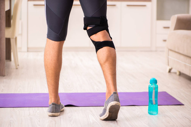Člověk vykonávající pro obnovení zranění kolene - Fotografie, Obrázek