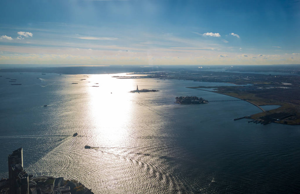 Вид с воздуха на Верхний Нью-Йоркский залив с островом Свободы и Либертом
 - Фото, изображение
