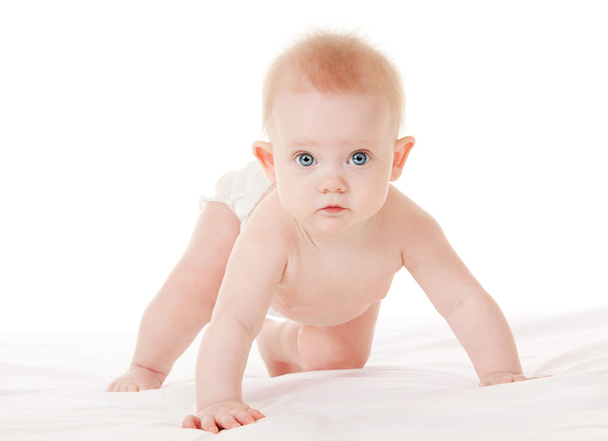 roztomilé dítě s krásnou modrýma očima na bílé posteli - Fotografie, Obrázek