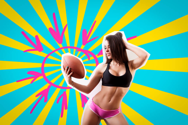 Mujer de belleza en ropa deportiva sostiene una pelota de rugby sobre un fondo azul-amarillo en el estilo de la música ligera y los elementos de un collage. Concepto deportivo sobre el tema de los cómics y el collage de arte contemporáneo
.  - Foto, Imagen