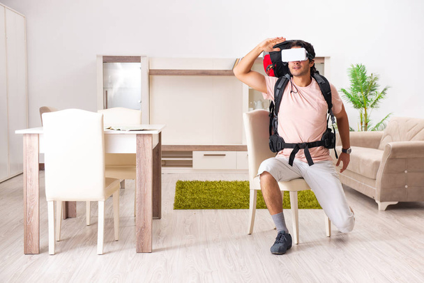 Joven turista masculino con gafas virtuales preparándose para el viaje
  - Foto, imagen