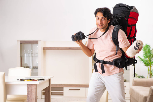 Giovane turista maschio preparazione per il viaggio a casa
  - Foto, immagini