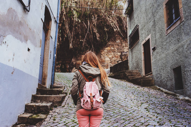 Tourist woman visiting Porto, Portugal. Walking old city, exploring new places. - Foto, Imagem