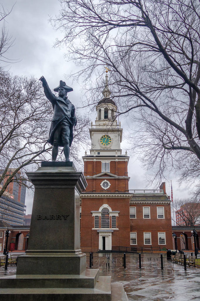 Independence Hall e la statua di John Barry Philadelphia, Pennsylv
 - Foto, immagini