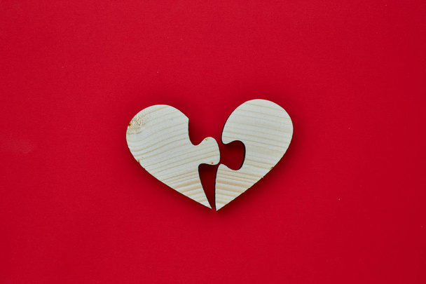 Bir bulmacanın iki adet Kalp, kavram Sevgililer Günü kırmızı arka plan kopyalama alanı için kalp şekli ahşap, üst görünümü - Fotoğraf, Görsel