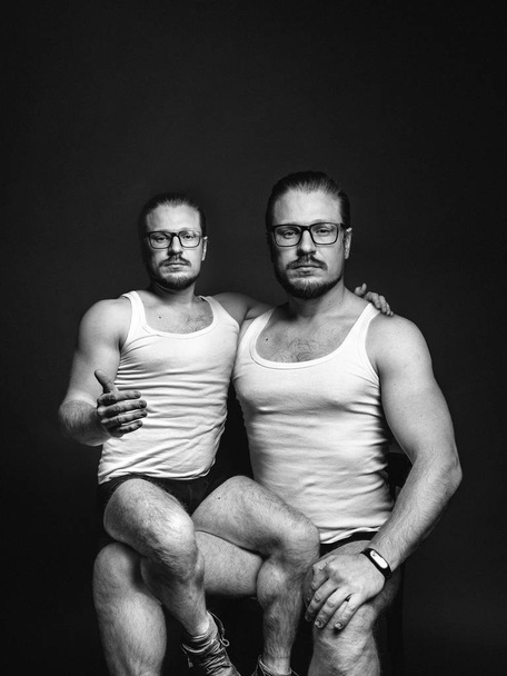 Клонирование концепции людей. Творческий мужской портрет. Черно-белое изображение с царапинами
 - Фото, изображение