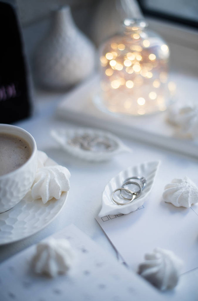 Білий стиль плоскої лінії, чашка кави, дзвіниця з вогнями та ювелірними виробами
 - Фото, зображення
