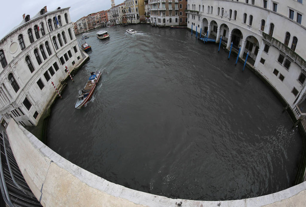 fantástico Gran Canal con góndolas en Venecia en Italia visto desde el puente de Rialto
 - Foto, Imagen