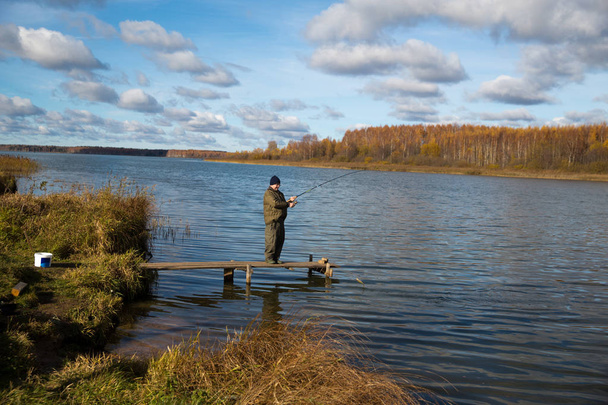 Gölde sonbahar Balık tutma - Fotoğraf, Görsel